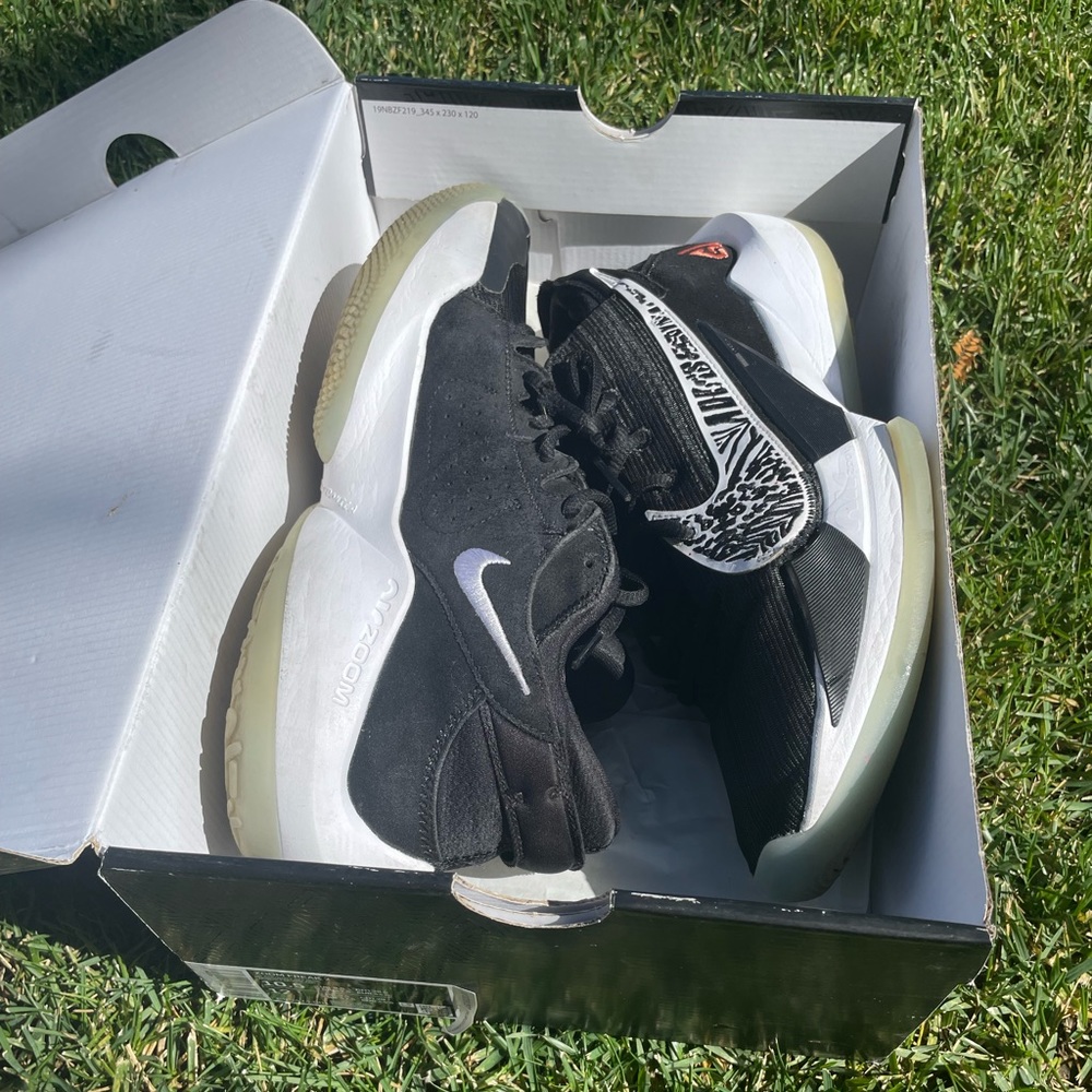 Used Mens size 10.5 Nike Zoom Freak 2